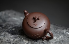 紫砂材质的容器更适合长期存放普洱茶
