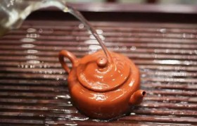 紫砂壶泡茶：干泡法和湿泡法哪种更好？