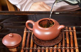 用紫砂壶泡茶时必须加满水？