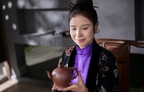 黄丽萍紫砂壶大师简介-紫砂高级工艺美术师