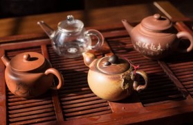 紫砂壶PK玻璃杯，哪种茶具最适合泡茶？