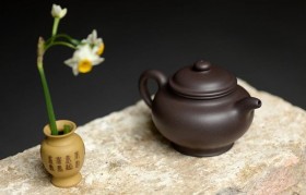 不同的紫砂壶壶型有不同的沏茶姿势