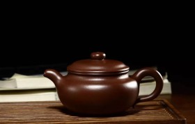 新的紫砂茶壶光滑如油是真的吗