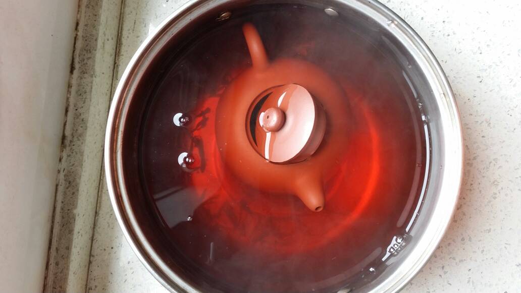 为什么紫砂壶开壶时水会变红？  1