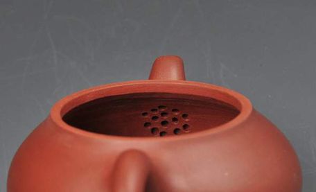 紫砂壶知识：紫砂壶会倒出茶叶？  2