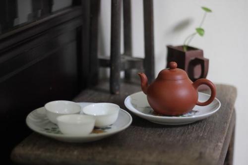 紫砂壶倒茶盖子处漏水是什么原因？