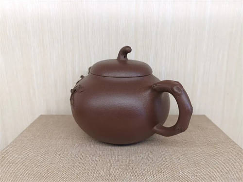 原矿紫砂壶紫泥茄段桃叶350cc作者：丁亦琴 国家级工艺美术师（半手）  3