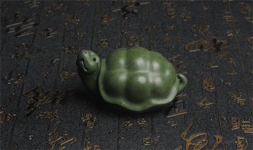 紫砂茶宠绿泥乌龟做工精致神态细腻茶盘摆件紫砂茶宠价格200人民币。  4
