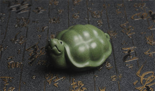 紫砂茶宠绿泥乌龟做工精致神态细腻茶盘摆件紫砂茶宠价格200人民币。  1