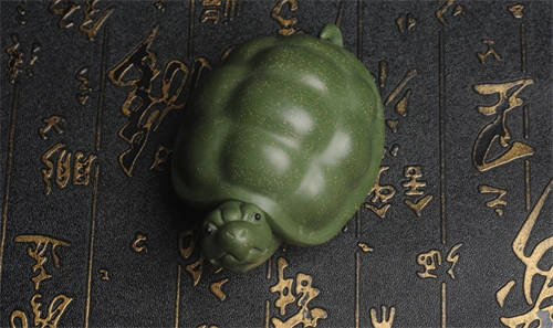 紫砂茶宠绿泥乌龟做工精致神态细腻茶盘摆件紫砂茶宠价格200人民币。  3