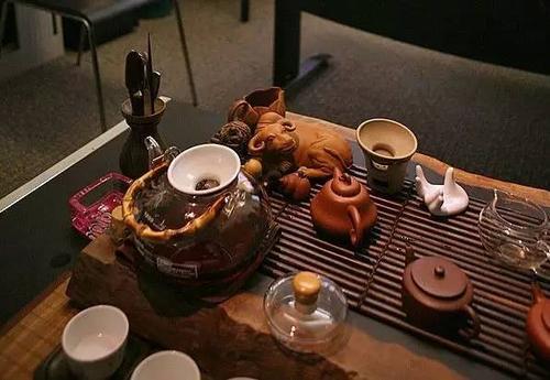 用紫砂壶喝茶，紫砂壶和杯子的摆放有什么讲究？