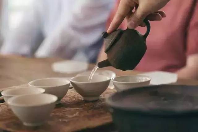 用紫砂壶泡茶，你的紫砂壶与茶杯摆放对了吗？