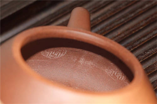 你知道手工紫砂壶的壶身上有“泥凳纹”和“收缩纹”吗