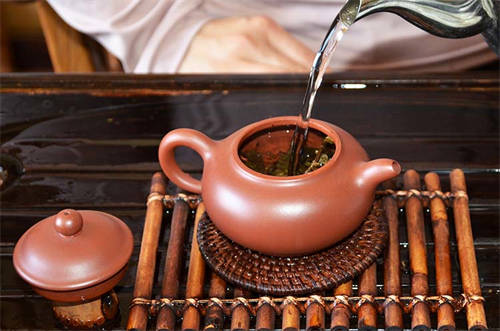 用紫砂壶泡茶时必须加满水？